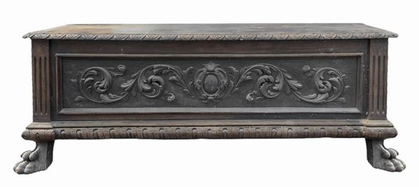 Chest with carvings on the front of large acanthus leaves, nineteenth century. H 54 cm Width 105 cm Depth 45 cm