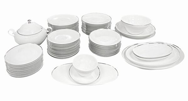 Rosenthal Studio-linie, Germany, full set and elegant platees composed of: 24 dinner plates, 24 soup plates, 12 dessert plates, salad bowl, fish kettle, tureen, 6 serving plates
