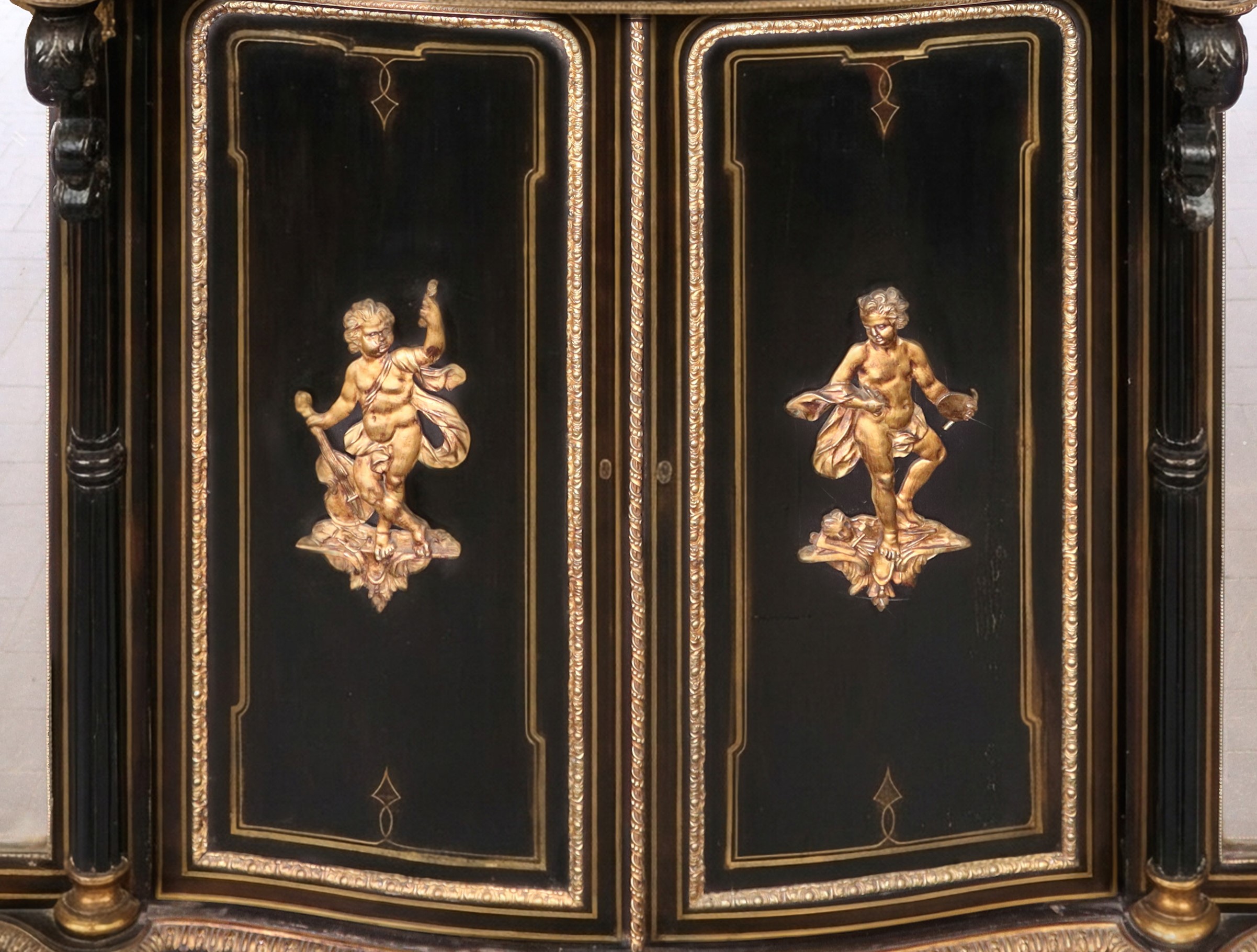Francia, Napoleone III (XIX secolo), Credenza bassa in legno nero ebanizzato con sportelli e spec...