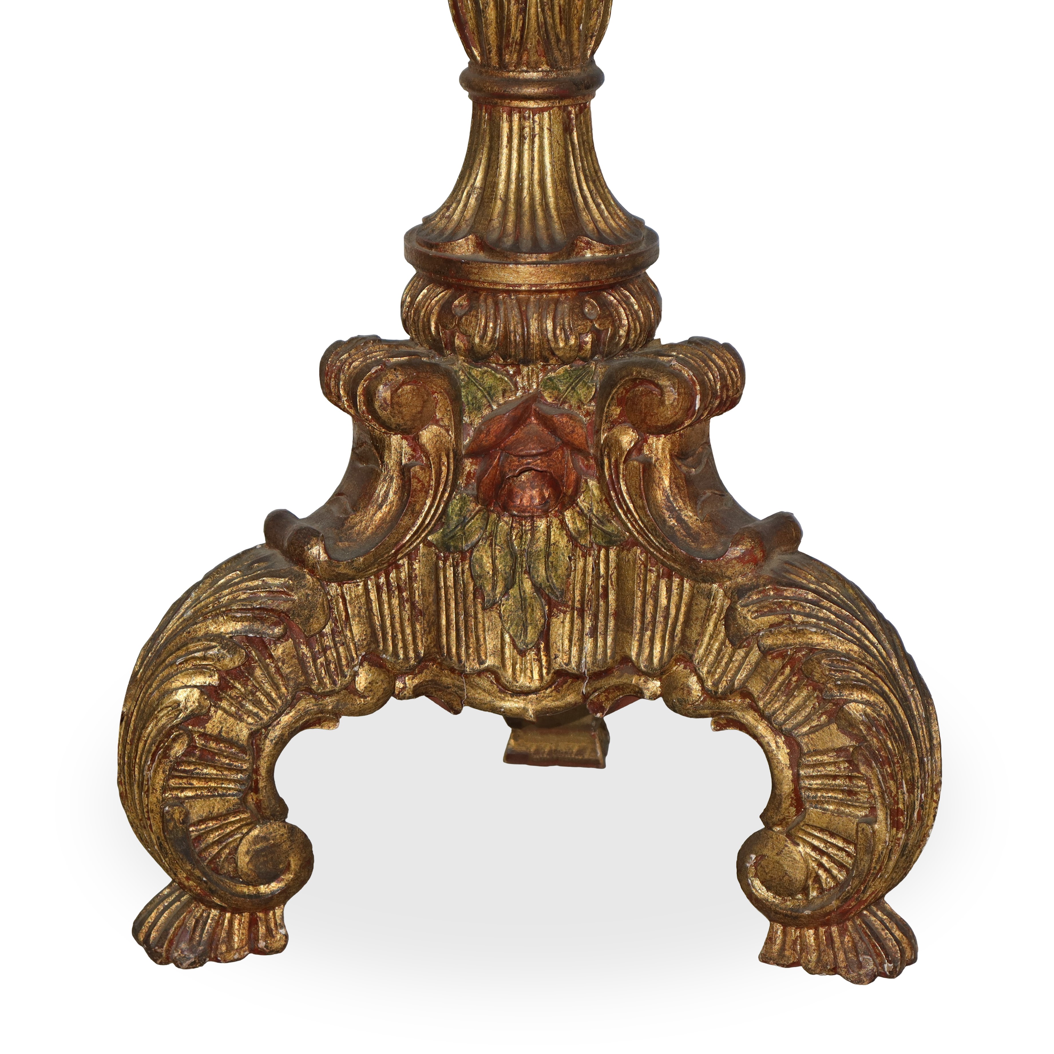 Candeliere in Legno Dorato con Base a Tre Razze Scolpito e Bulinato