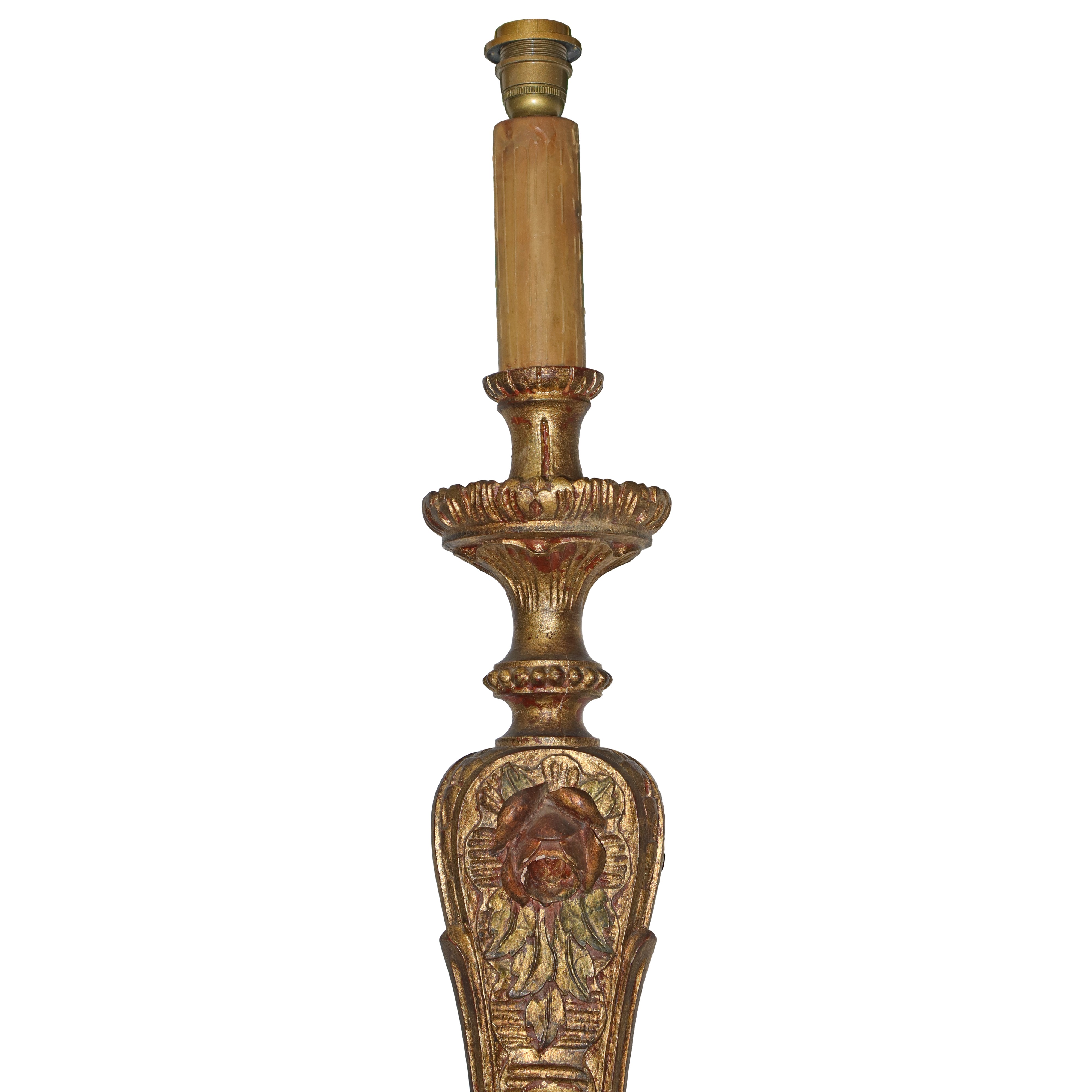 Candeliere in Legno Dorato con Base a Tre Razze Scolpito e Bulinato