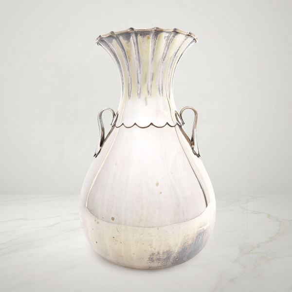 Vaso in argento 800 con prese laterali