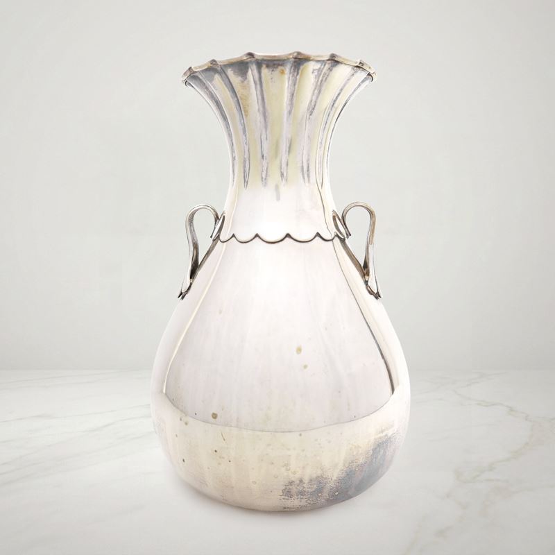 Vaso in argento 800 con prese laterali