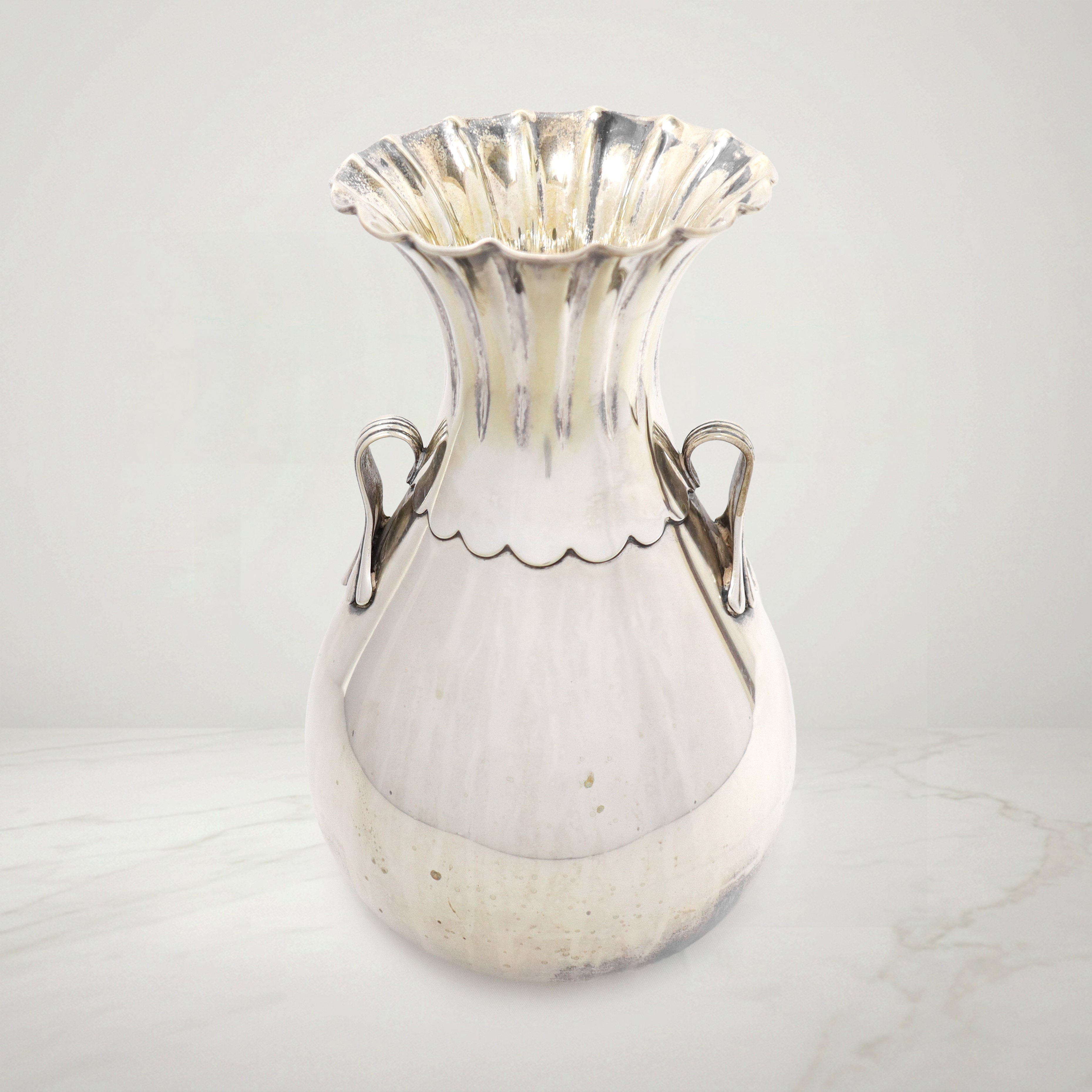 Vaso in argento 800 con prese laterali