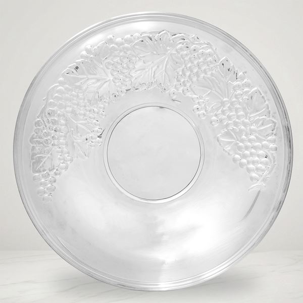 Centro tavola in argento 800 con decorazione di uva a rilievo