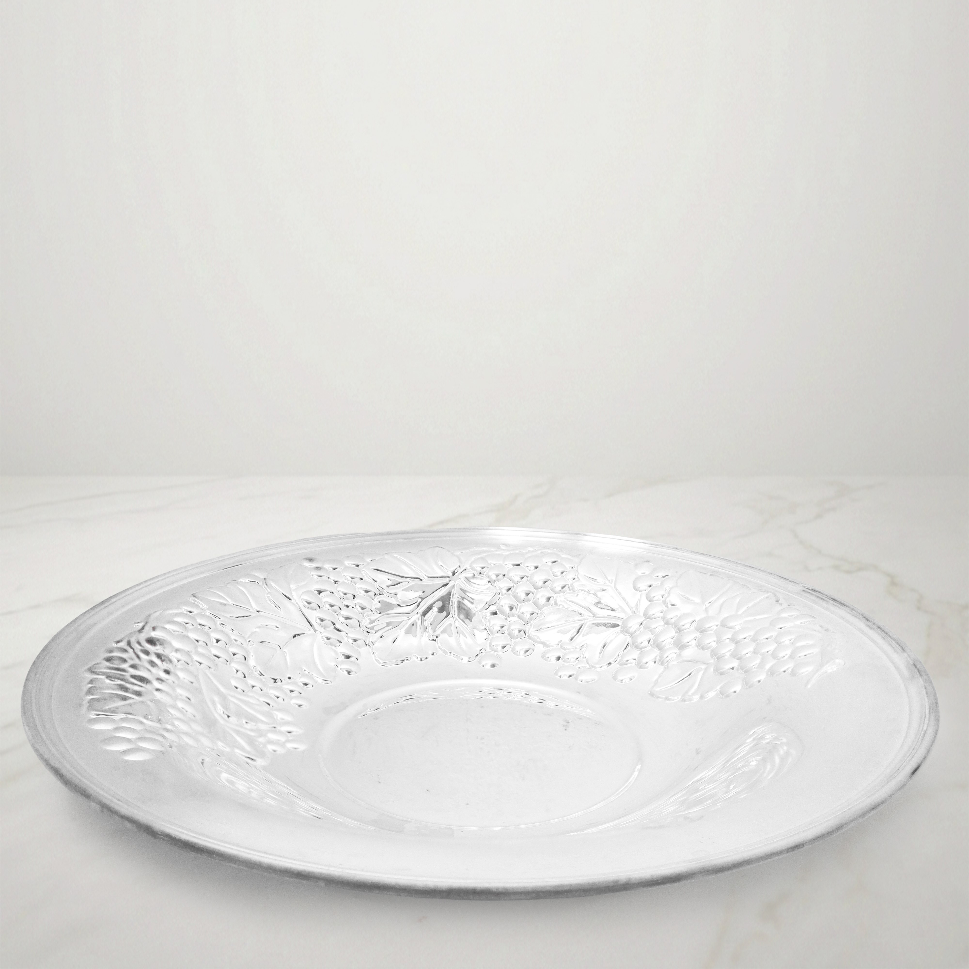 Centro tavola in argento 800 con decorazione di uva a rilievo