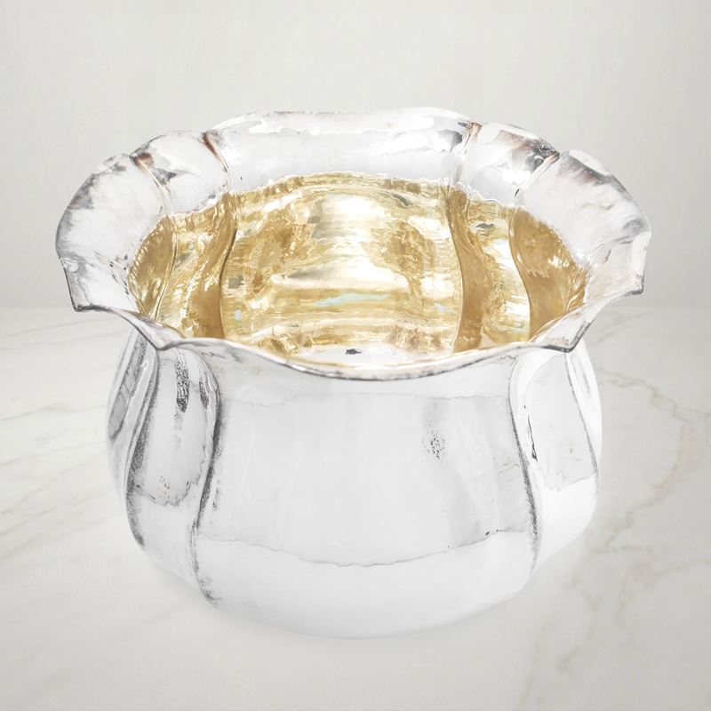 Piccolo cachepot in argento 800 con lavorazione martellata e bordi ondulati