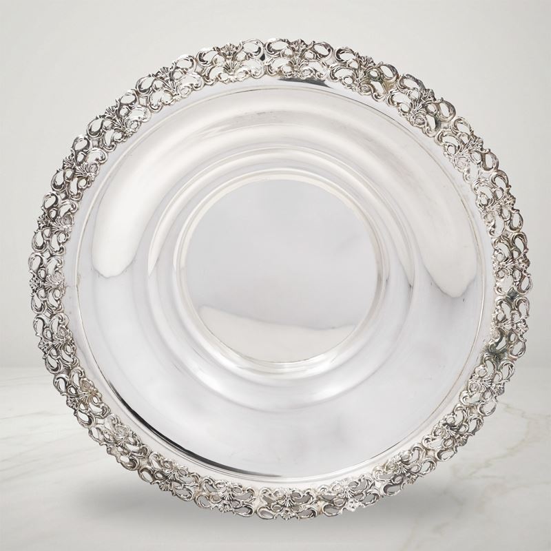 Piatto centrotavola rotondo in argento 800 con bordo lavorato con motivi decorativi traforati