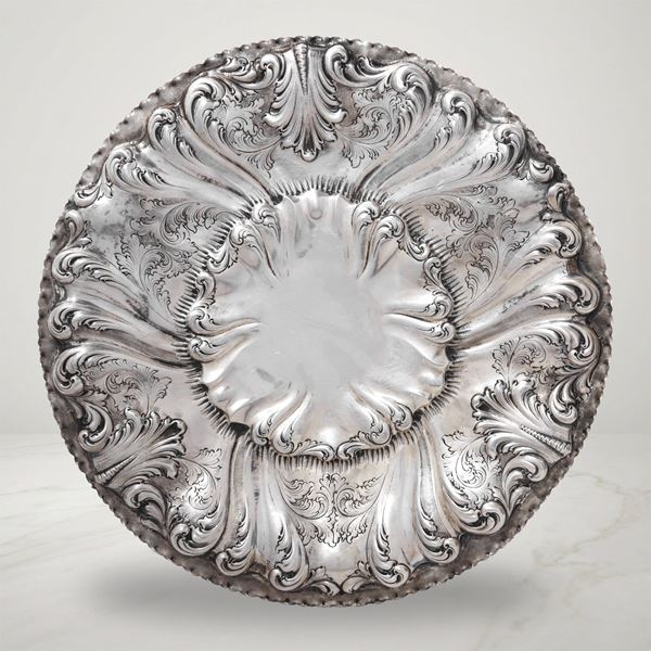 Piatto centrotavola in argento 800 con decorazioni a motivi vegetali sbalzate e cesellate