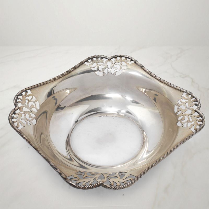 Piccola ciotola centrotavola quadrata in argento 800 con angoli traforati e bordo con motivo deco...