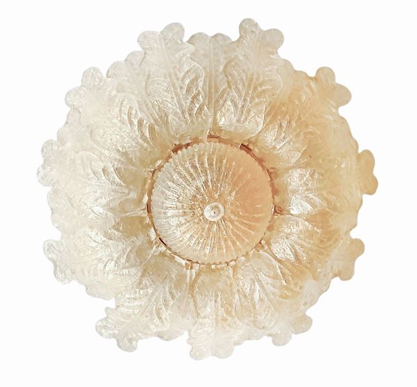 Chandelier fifteen surface lights structures golden brass elements in the manner of a leaf, with leaf processing gold, Murano. Width 85 cm