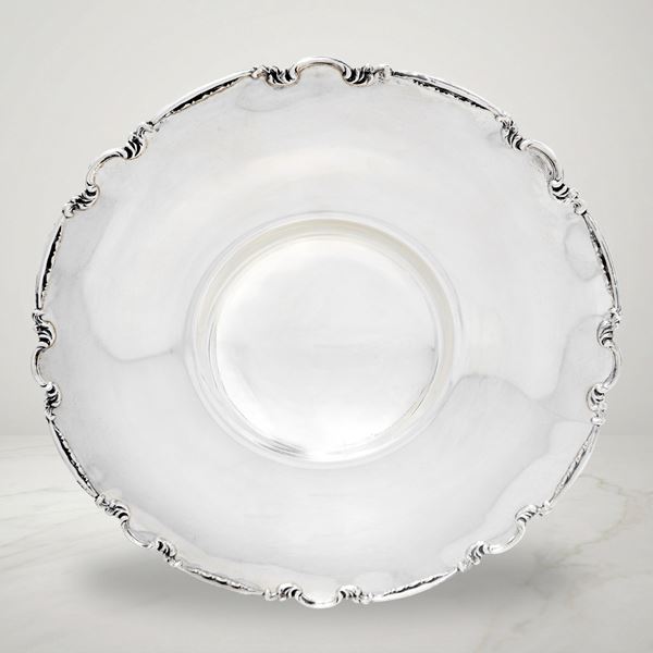 Piatto centrotavola in argento 800 con bordo decorato a volute