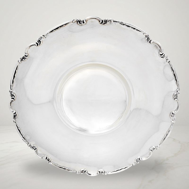 Piatto centrotavola in argento 800 con bordo decorato a volute