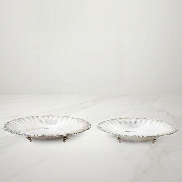 Coppia di piatti alzate in argento 800 con bordi decorati a volute
