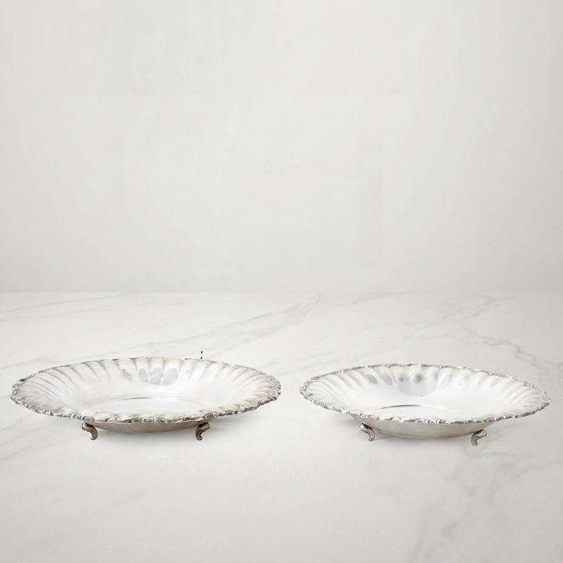 Coppia di piatti alzate in argento 800 con bordi decorati a volute