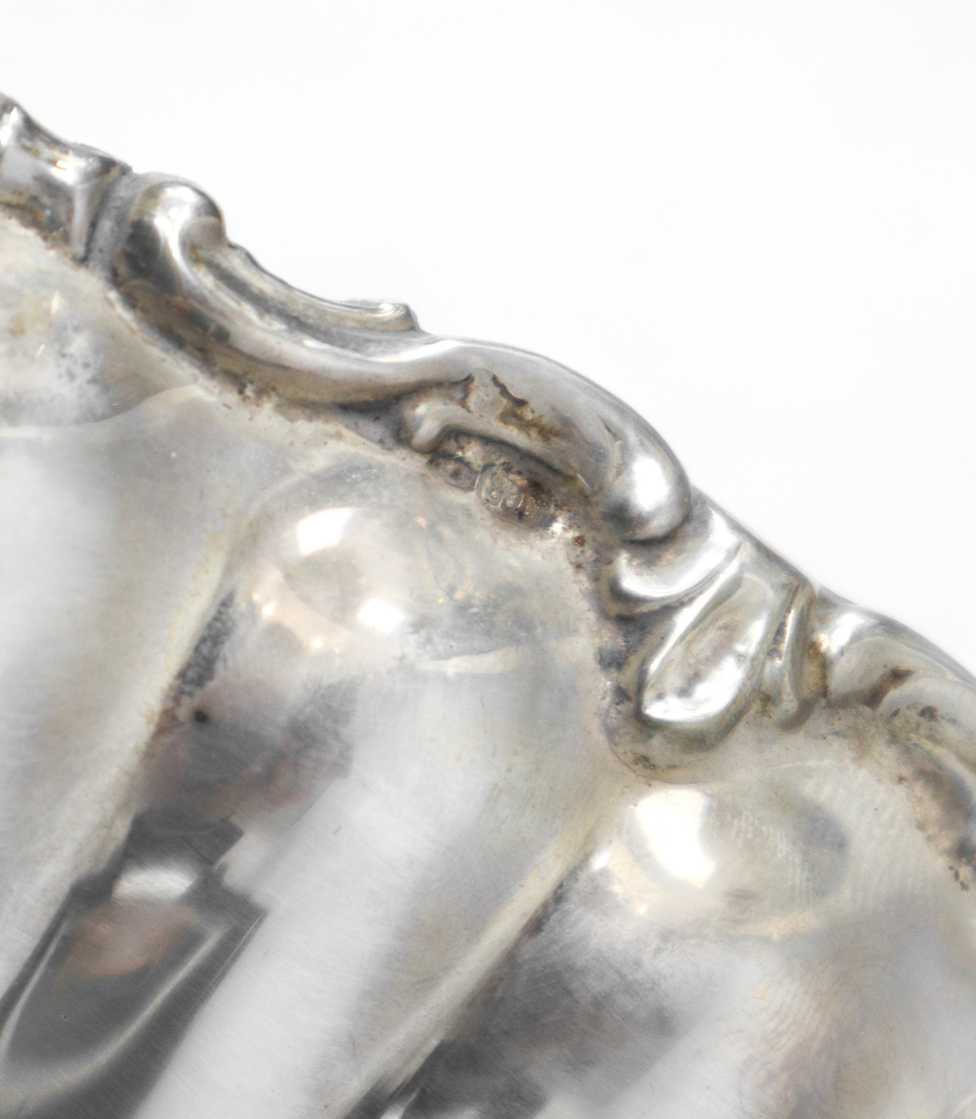 Coppia di piatti alzate in argento 800 con bordi decorati a volute