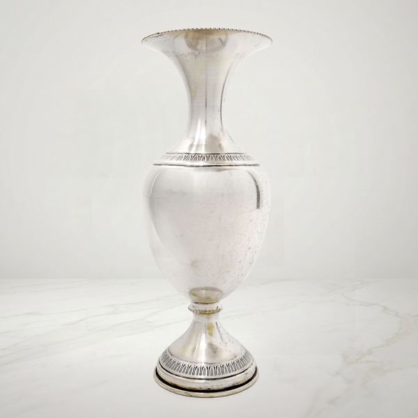 Vaso in argento 800 con motivi decorativi di foglie lanceolate