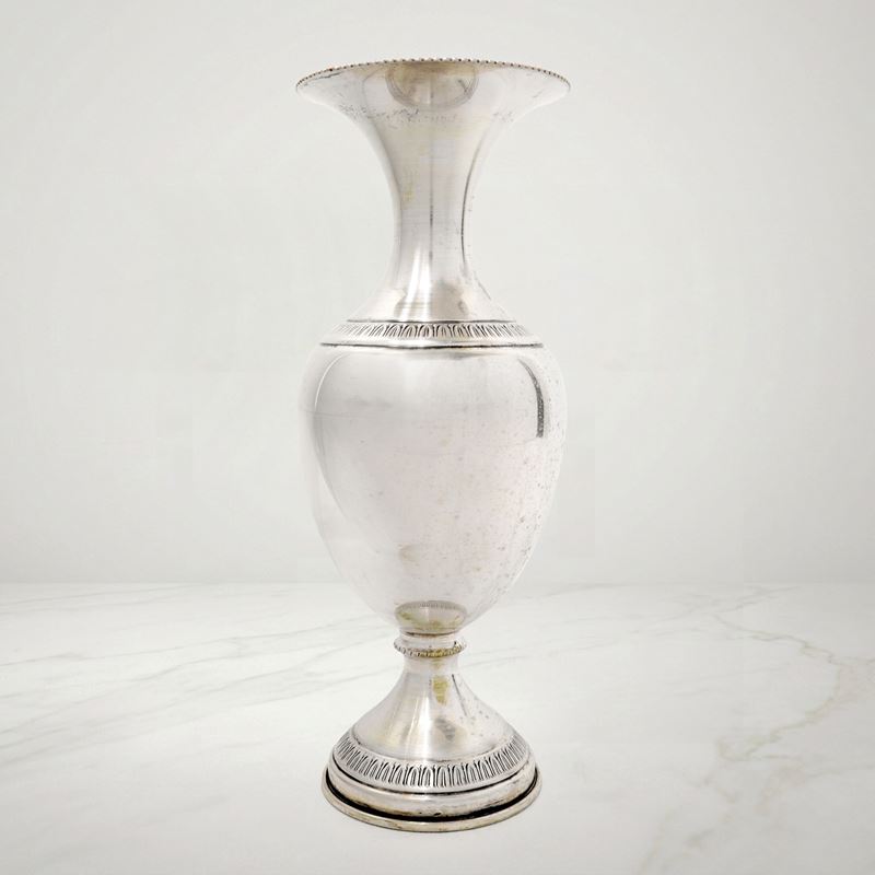 Vaso in argento 800 con motivi decorativi di foglie lanceolate