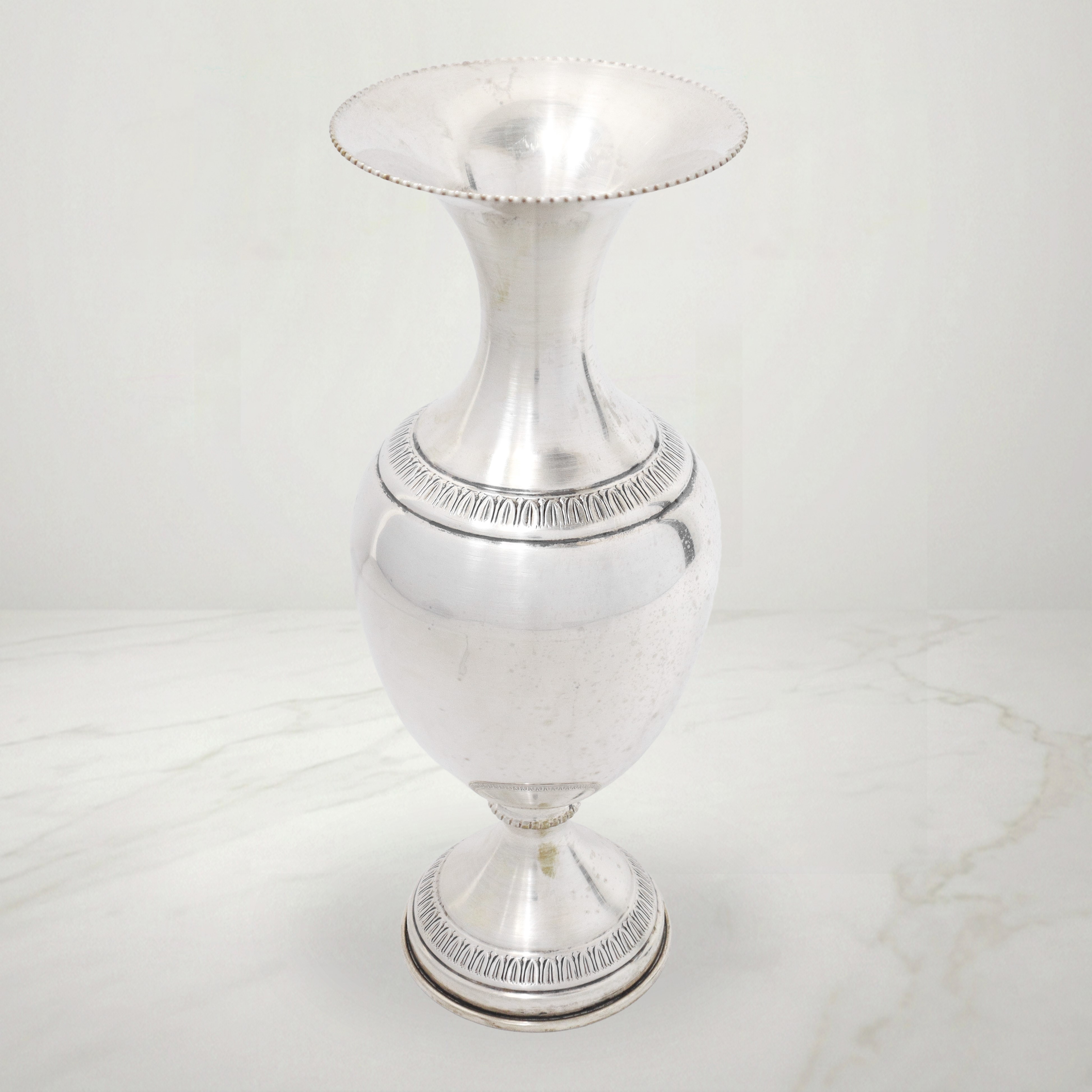 Vaso in argento 800 con motivi decorativi di foglie lanceolate