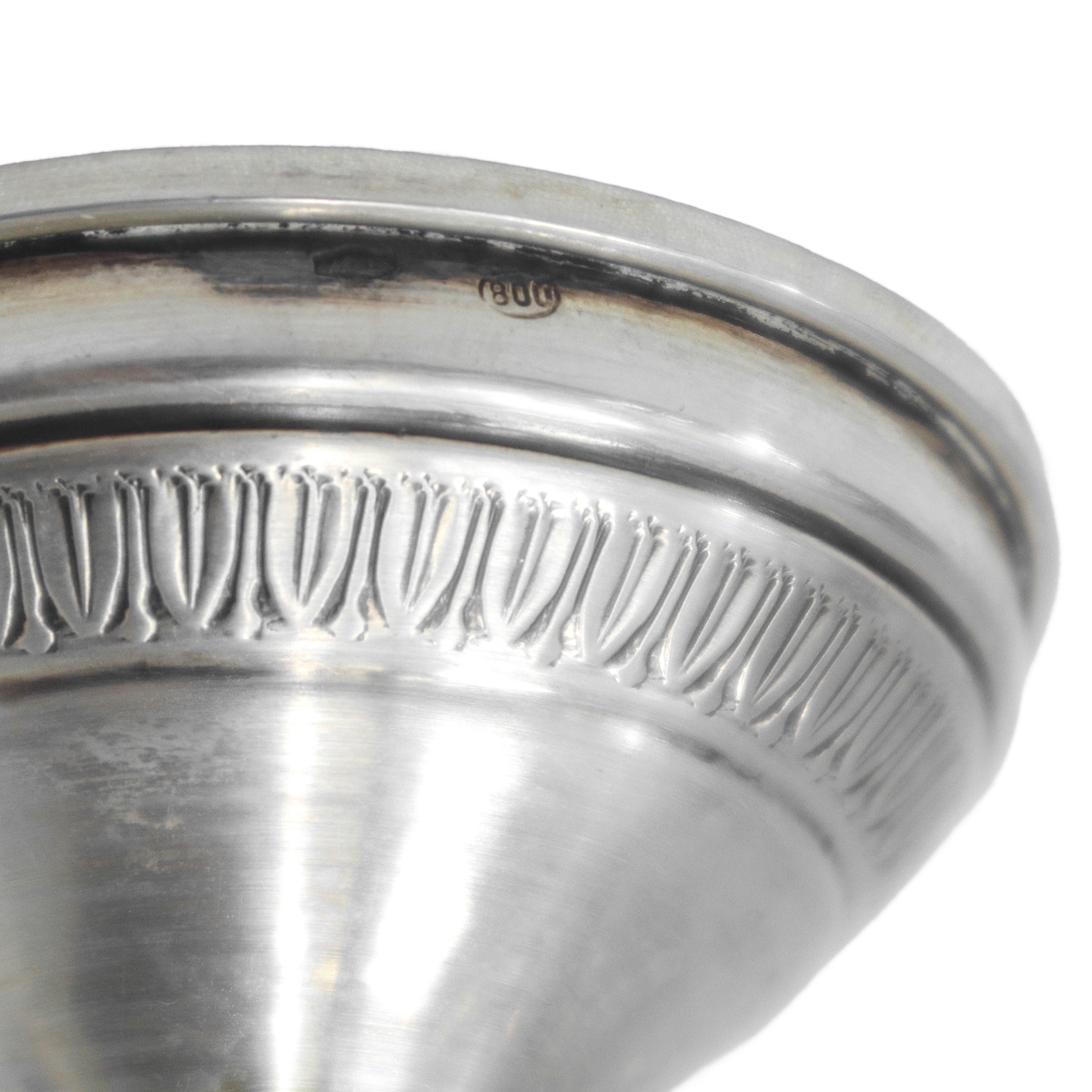 Vaso in argento 800 con motivi decorativi di foglie lanceolate