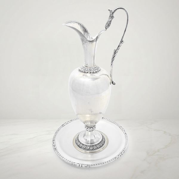 Anfora in argento con piattino decorati con foglie lanceolate