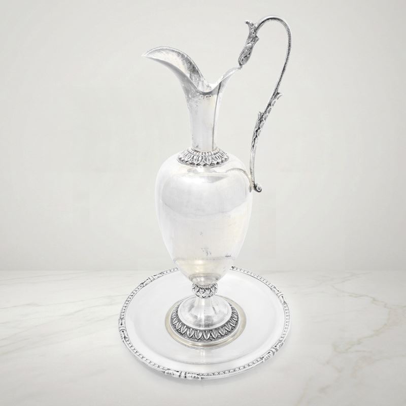 Anfora in argento con piattino decorati con foglie lanceolate