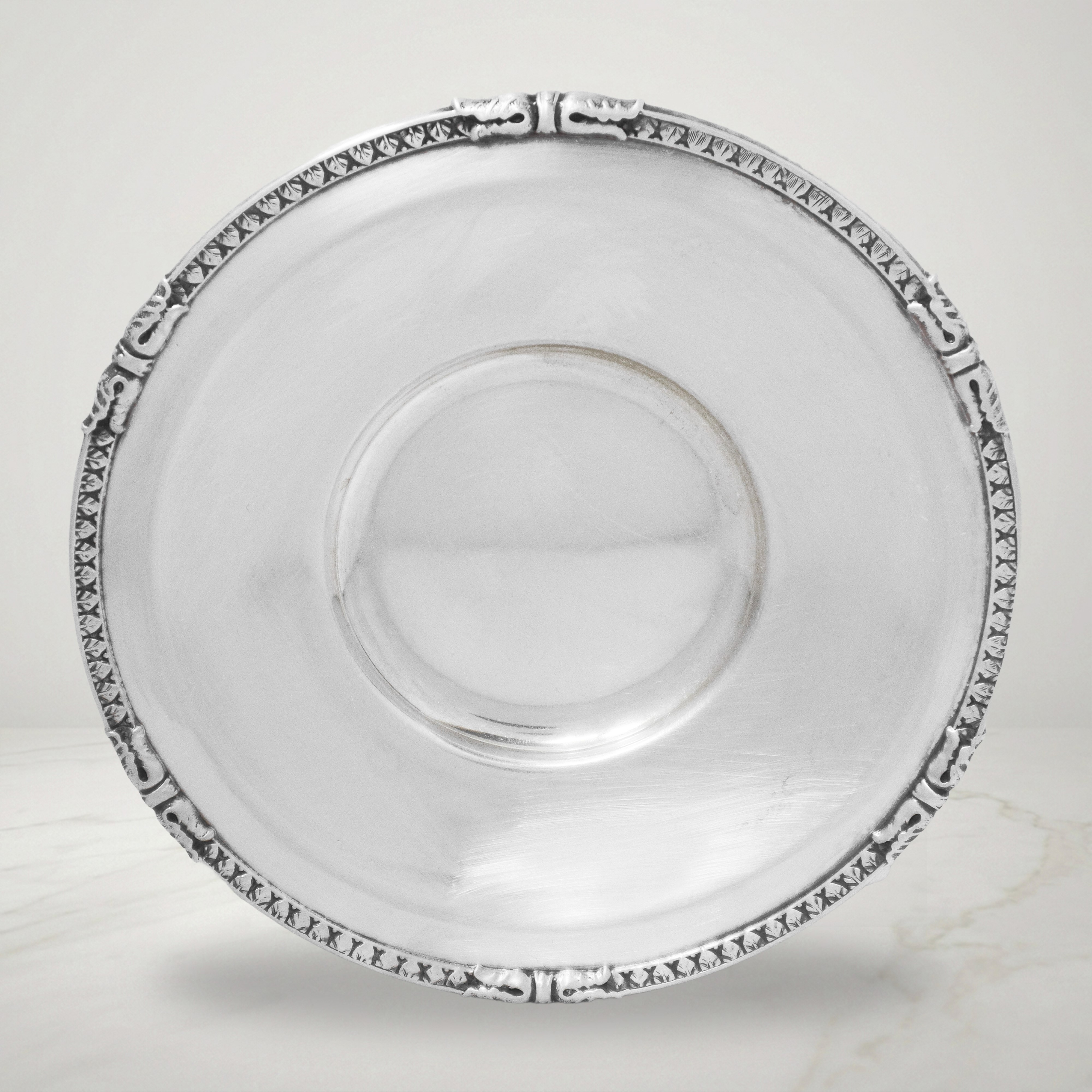 Anfora in argento con piattino decorati con foglie lanceolate