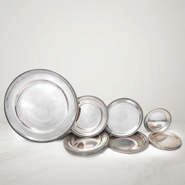 Set di piatti in argento 800 di vari formati decorati con foglie lanceolate