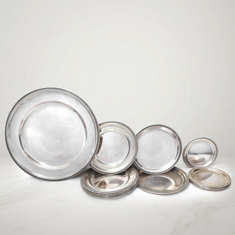 Set di piatti in argento 800 di vari formati decorati con foglie lanceolate
