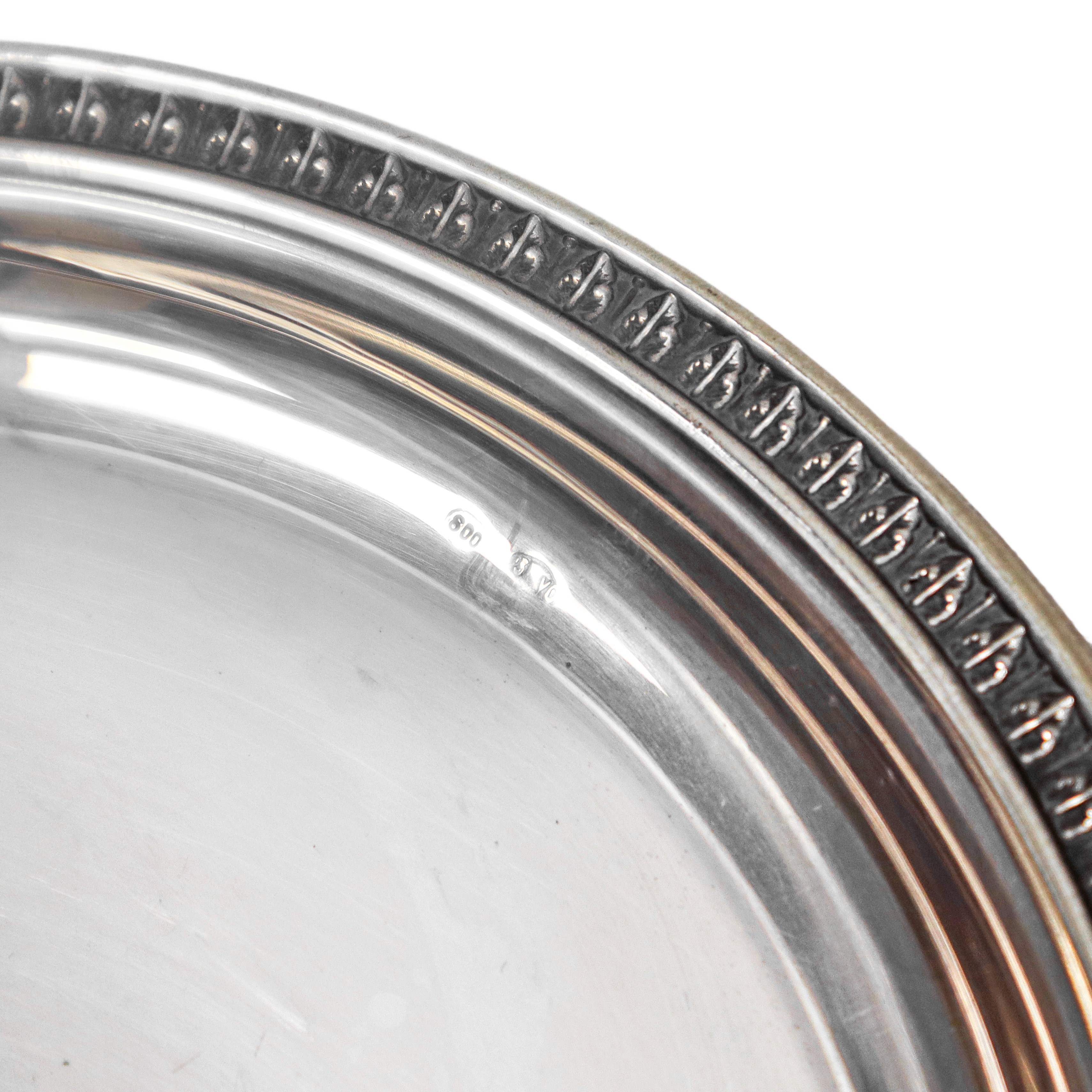 Set di piatti in argento 800 di vari formati decorati con foglie lanceolate