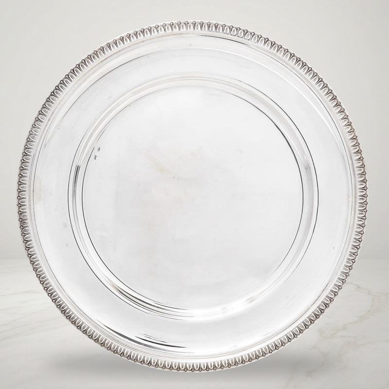 Piatto in argento 800 con bordo decorato a foglie lanceolate