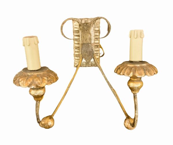Pair of appliques with two lights in metal and gilded wood Leaf. H 30 cm width 30 cm