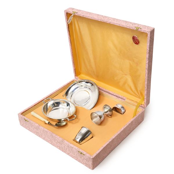 Set da bambino, composto da: piatto fondo e piano, portauovo, portatovagliolo, bicchierino e cucchiaio.