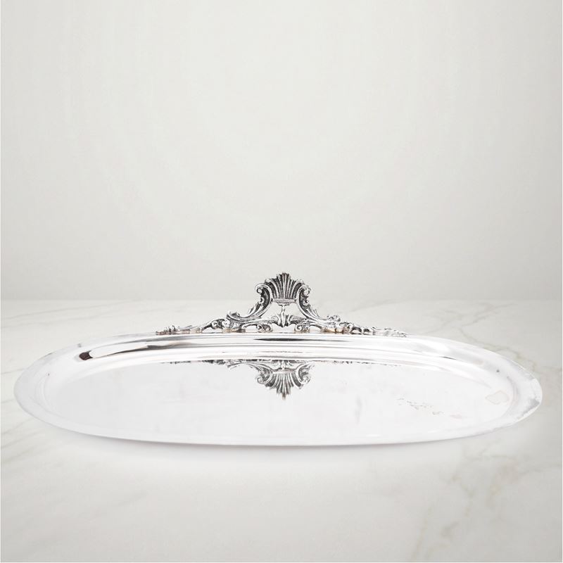 Piccolo svuota tasche in argento 800 con presa laterale decorata
