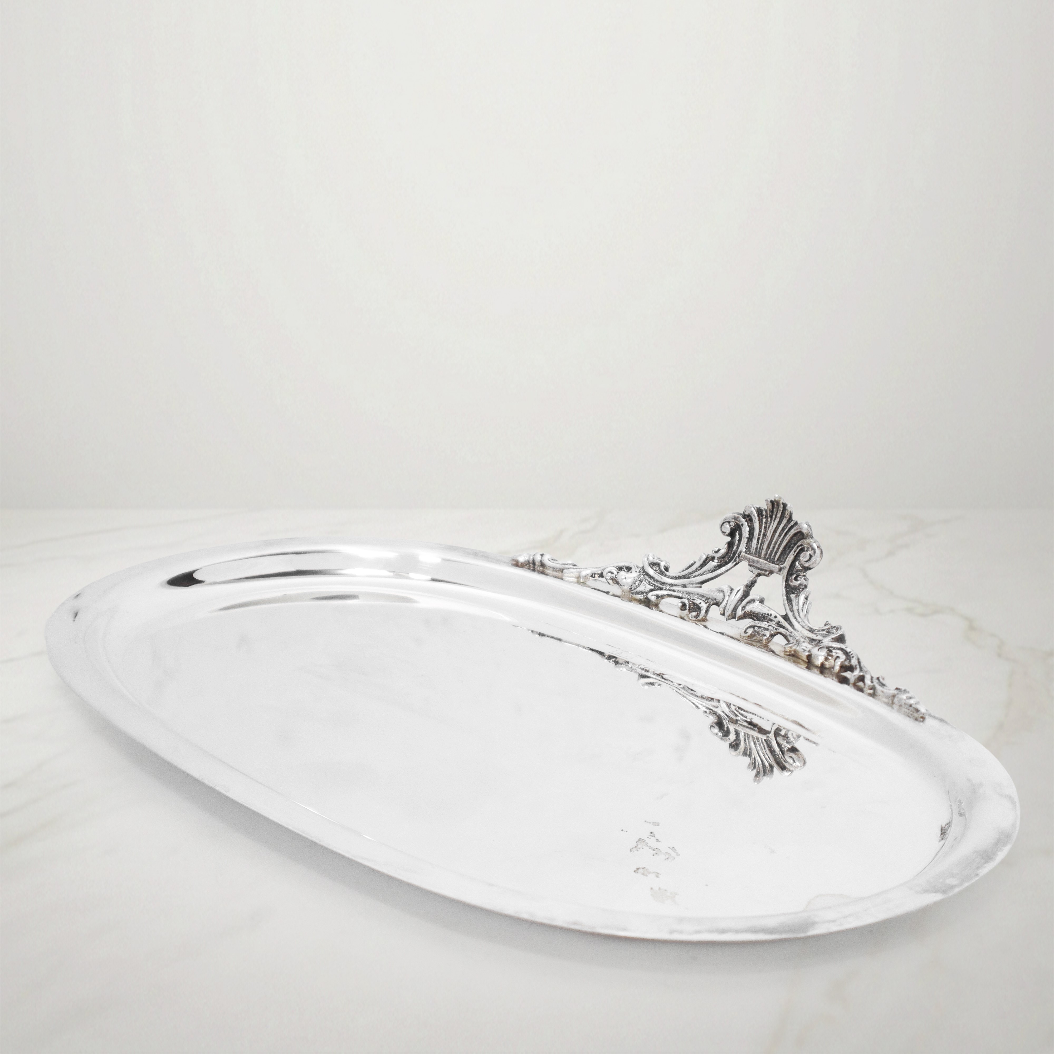 Piccolo svuota tasche in argento 800 con presa laterale decorata