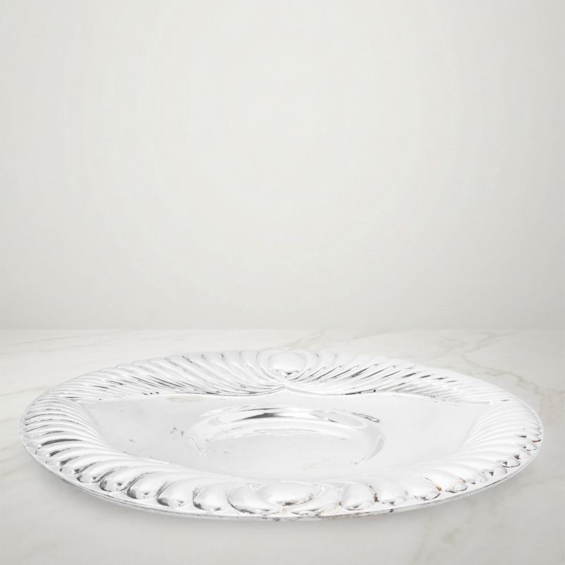 Vassoio ovale in argento 800 con decorazione a baccellature