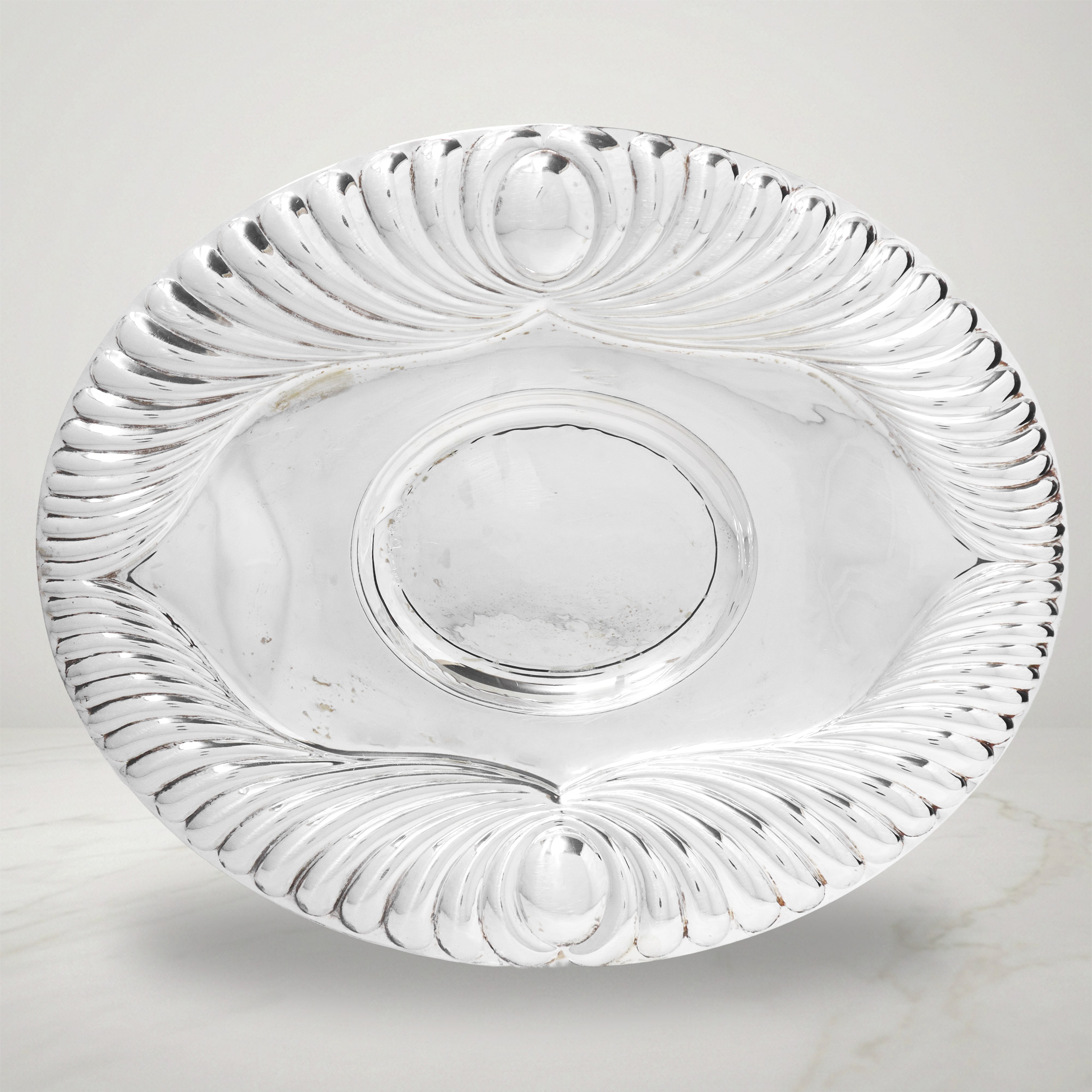 Vassoio ovale in argento 800 con decorazione a baccellature