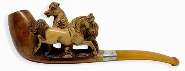 Pipa "Horses", Hamburg, Germany. Second half of 1800.
Pipa with cooker and torch foam, amber mouthpiece, silver link.
h. cm. 6, lung. cm. 16 cm diameter. 2.
