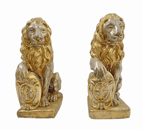 Coppia di leoni Marzocco di Firenze in legno dorato e argentato, inizi XX secolo. H cm 40, base 23x13