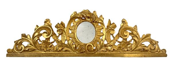 Fregio in legno dorato a foglia con piccolo specchio ovale centrale, XVIII secolo. Cm 22x70