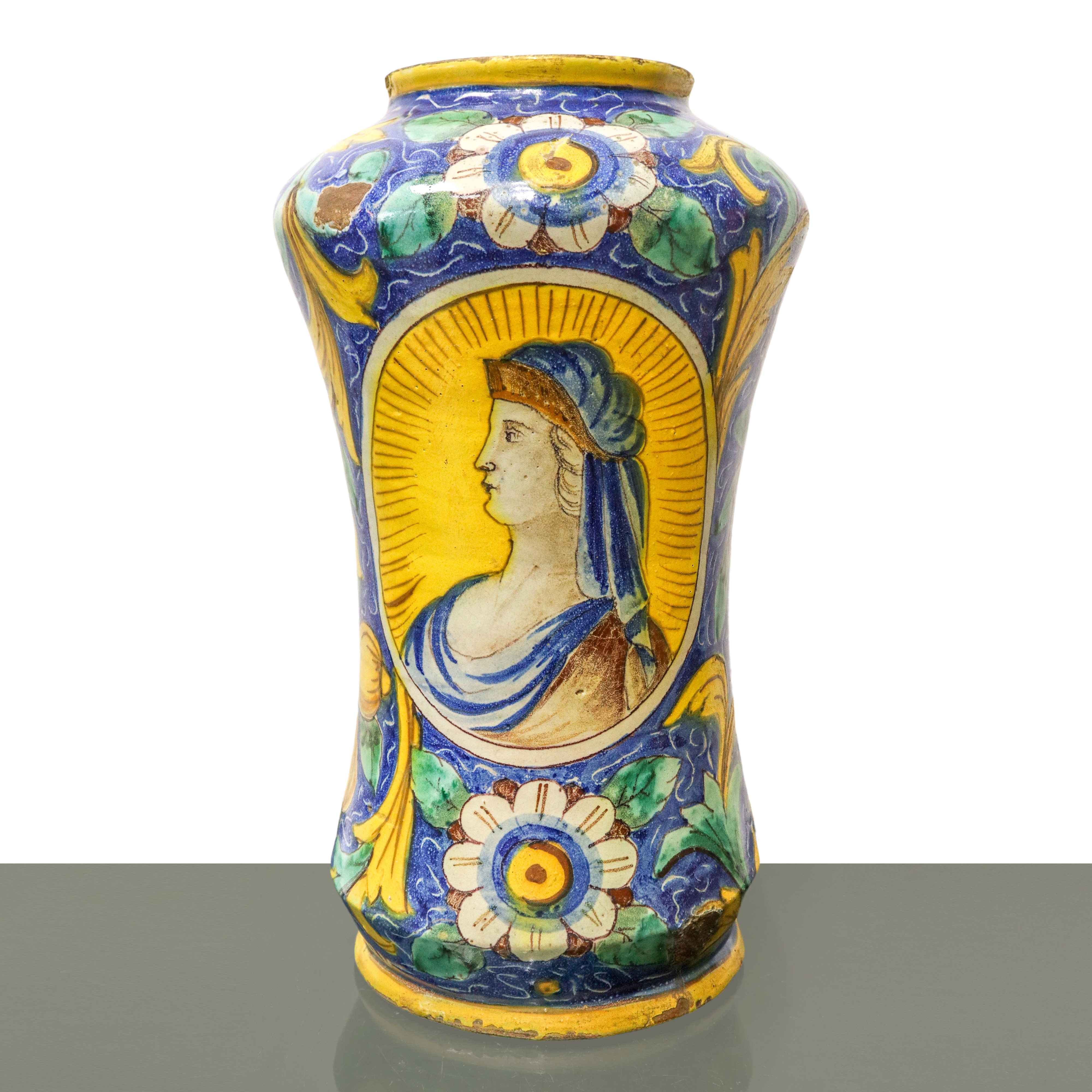 Grande albarello in maiolica di Caltagirone dipinto policromo della bottega di Bartolo con doppio...