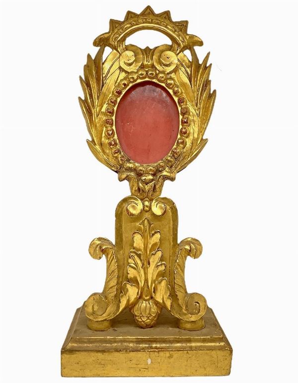 Reliquiario in legno dorato a foglia, inizio XIX secolo. H cm 38