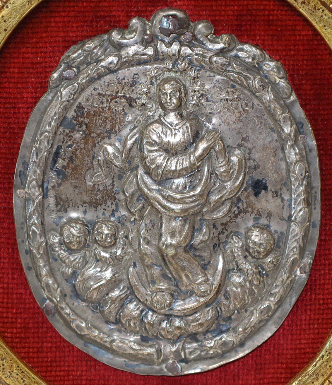 Placca in argento con scritta incisa 'Immacolata di San Gregorio' in cornice postuma
