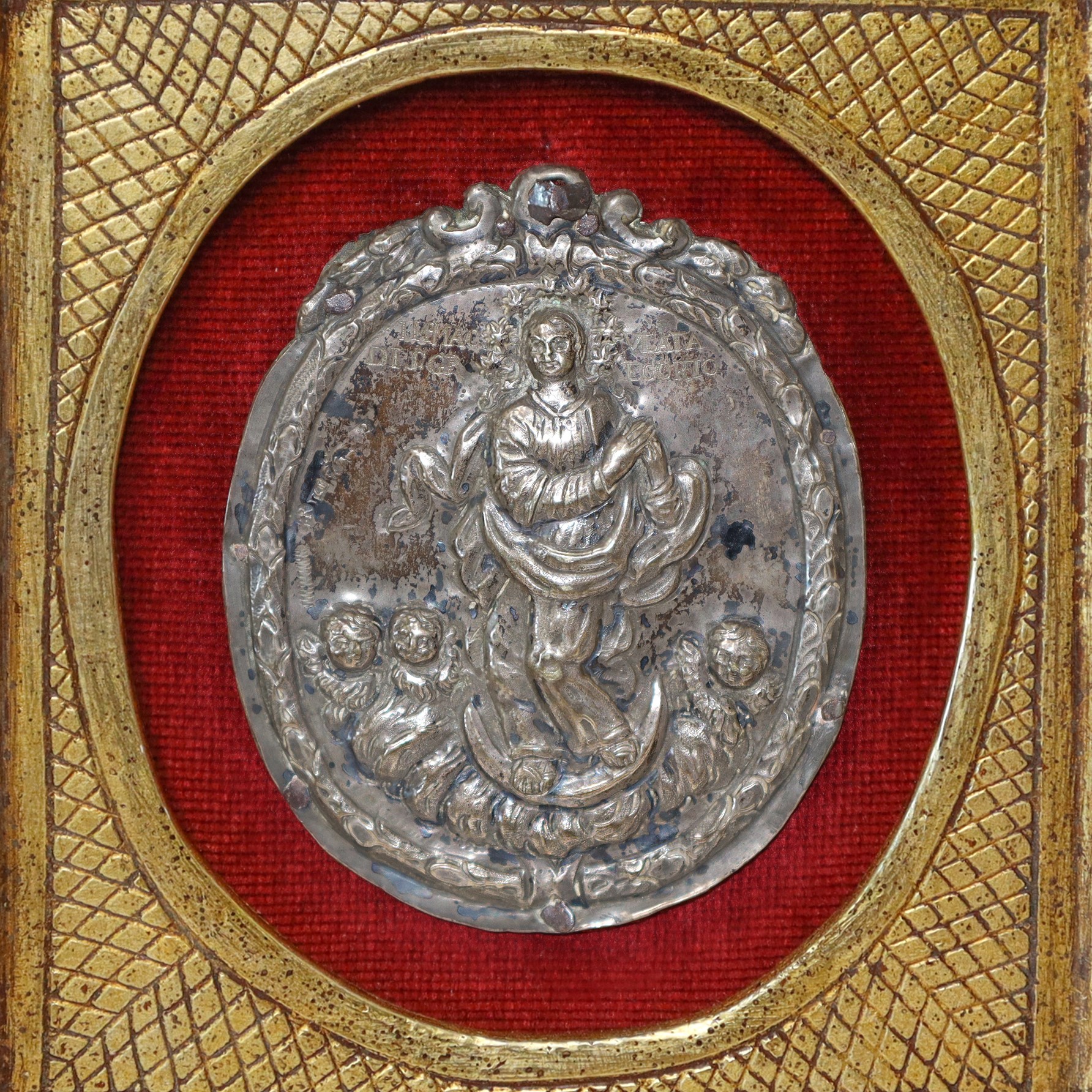 Placca in argento con scritta incisa 'Immacolata di San Gregorio' in cornice postuma
