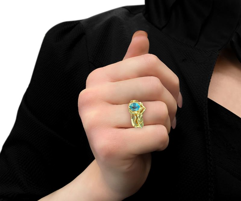 Anello in oro giallo 750 con figura femminile che regge un' acquamarina