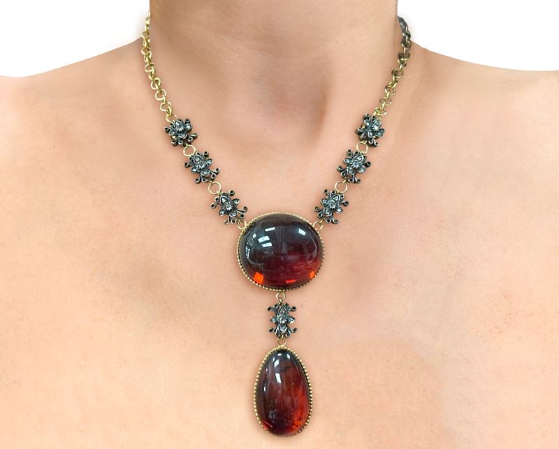 Collana con doppio medaglione in ambra
