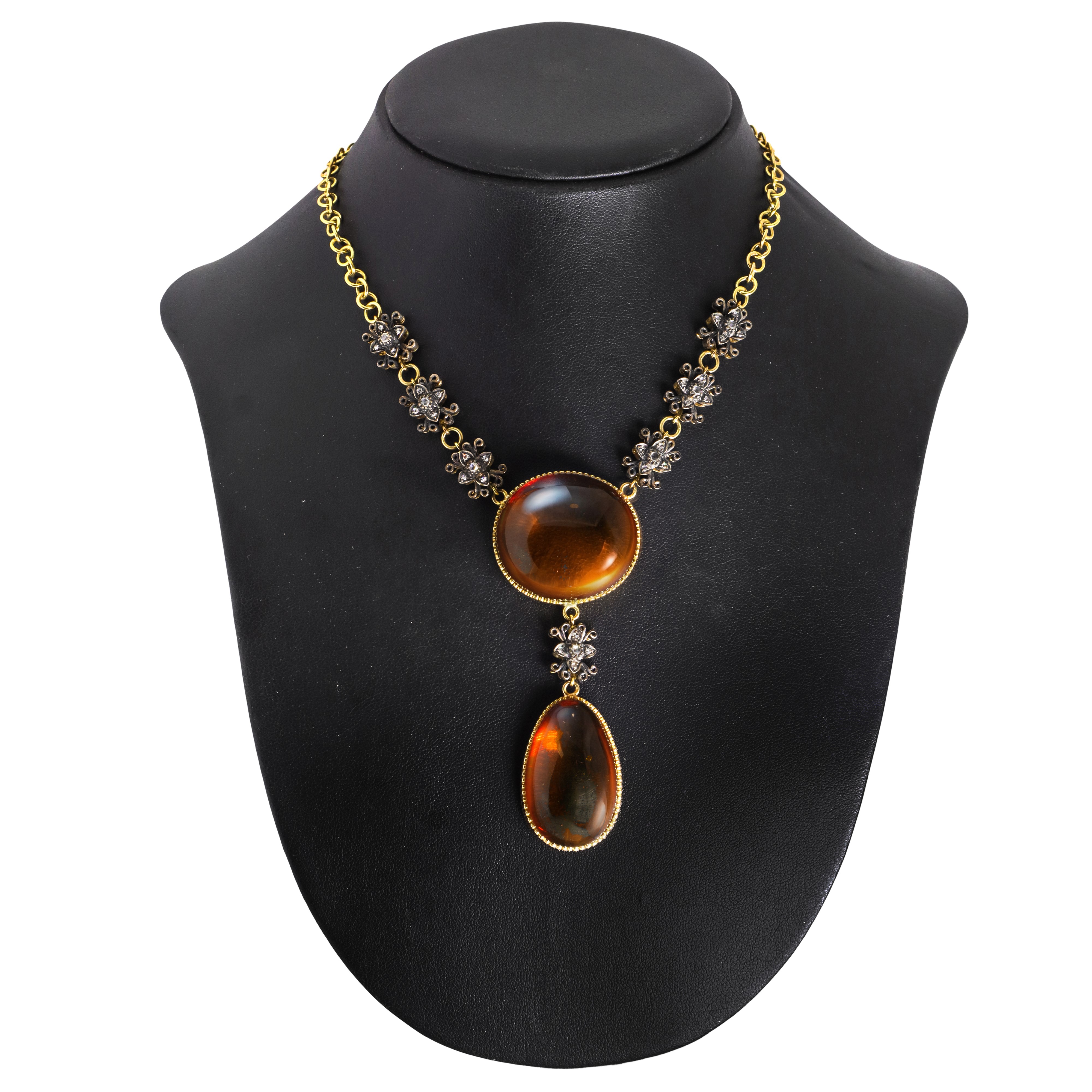 Collana con doppio medaglione in ambra