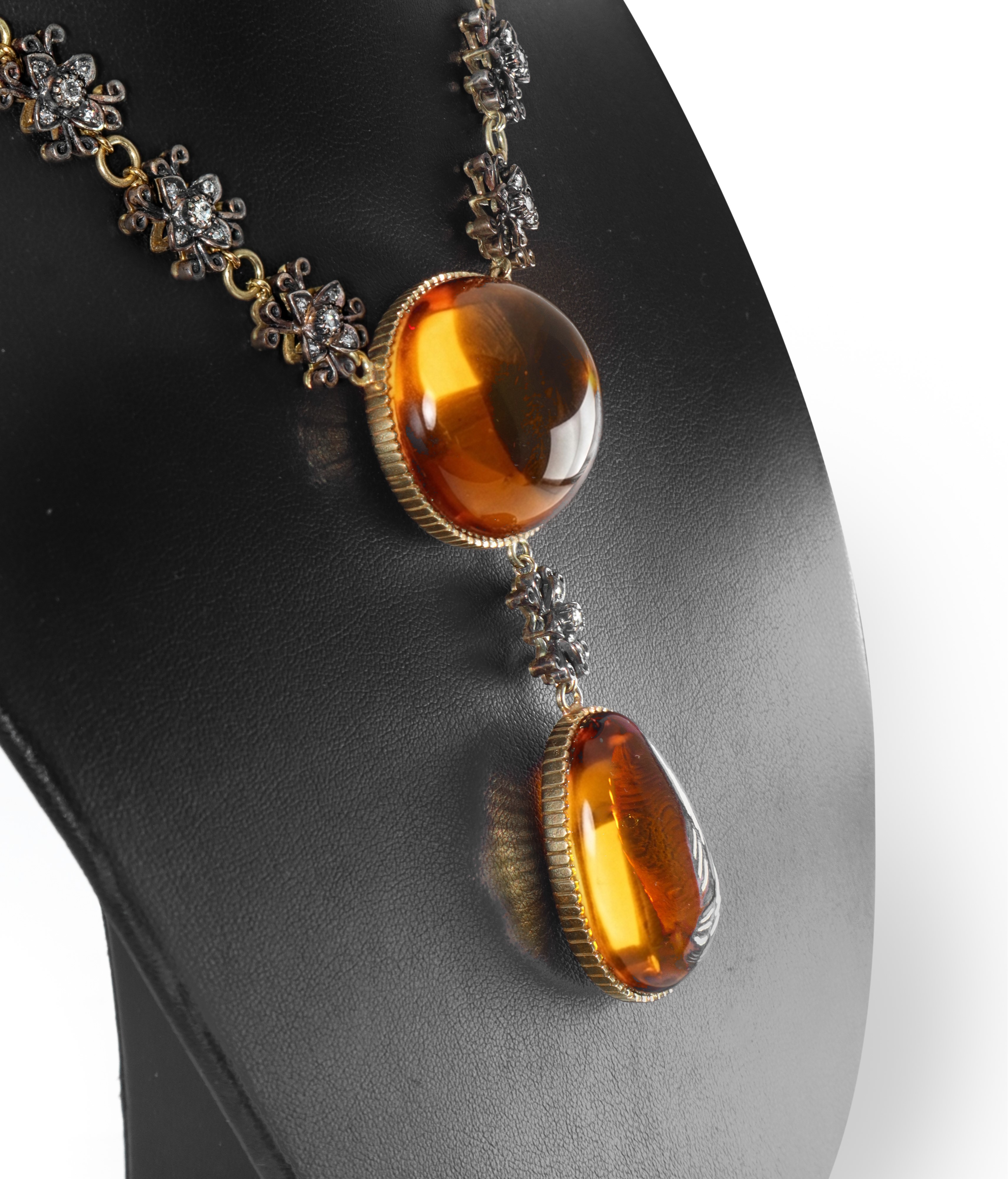 Collana con doppio medaglione in ambra