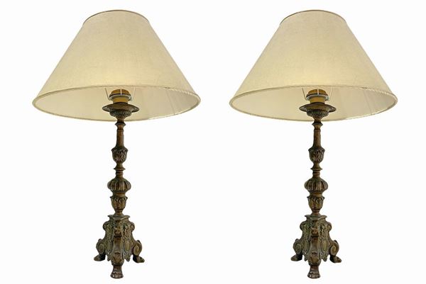 Coppia di candelieri in bronzo adattati a lume, XIX/XX secolo.