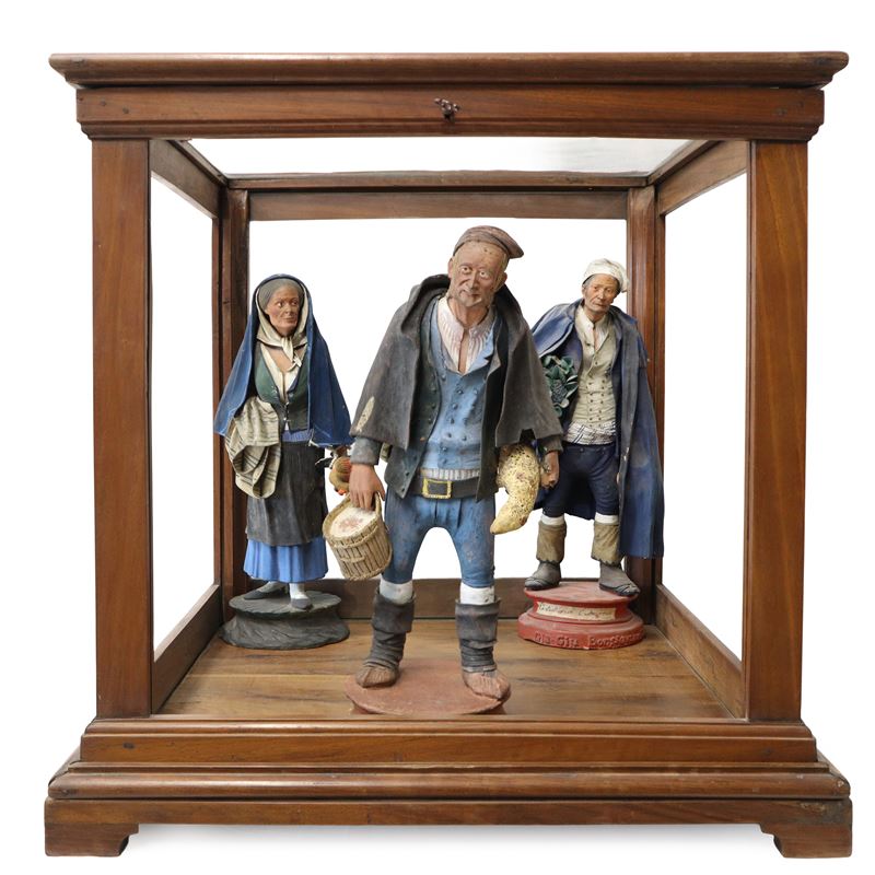 Gruppo di n. 3 figurine in terracotta di Caltagirone raffiguranti Contadini in teca di legno
